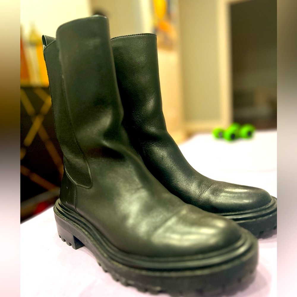 Tory burch boots for sale, barely worn size 8